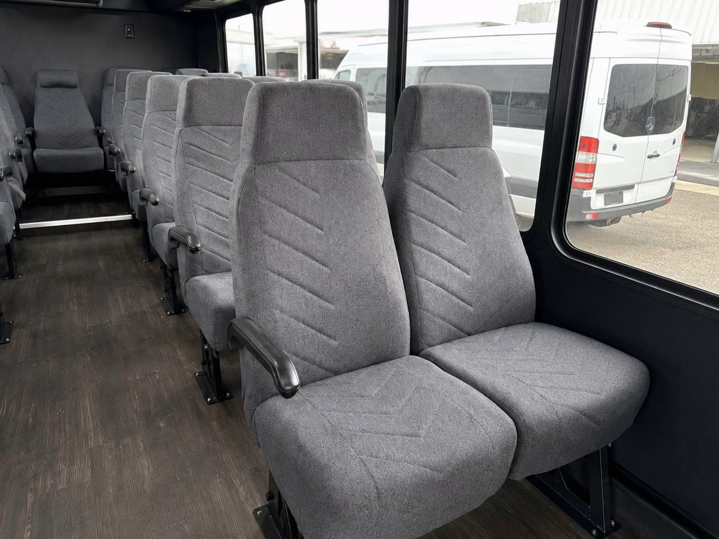little rock minibus rentals for student trips to the arkansas museum of fine arts
